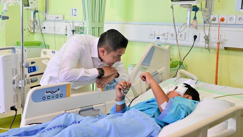 Presiden Prabowo Subianto menjenguk korban peristiwa tabrakan yang melibatkan mobil Satuan Pelayanan Pemenuhan Gizi (SPPG) di Rumah Sakit Umum Daerah (RSUD) Koja, Jakarta, Selasa (16/12/2025). (Dok. BPMI)