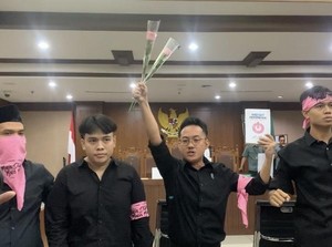 Delpedro dkk Beri Bunga ke Jaksa-Nyanyi Indonesia Pusaka Sebelum Sidang