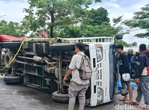 Truk Ekspedisi Surabaya-Flores Terbalik di Depan Kantor Bupati Manggarai Barat