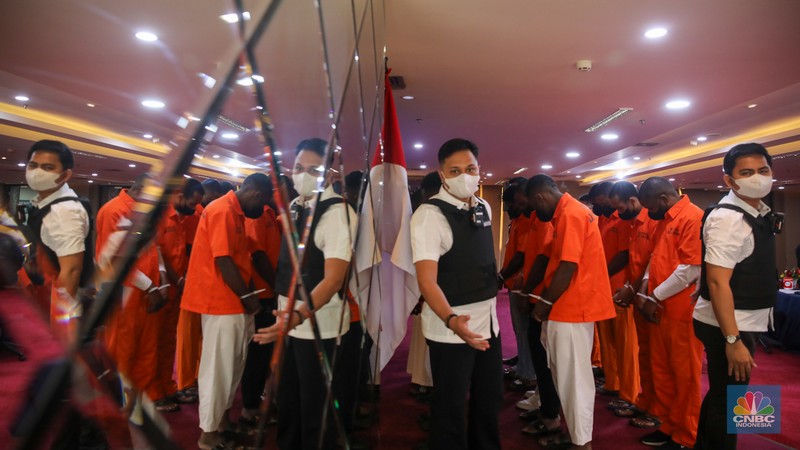 Warga Negara Asing (WNA) yang terjaring dalam Operasi Wirawaspada dihadirkan dalam konferensi pers di Gedung Direktorat Jenderal Imigrasi, Jakarta, Selasa (16/12/2025). (CNBC Indonesia/Faisal Rahman)