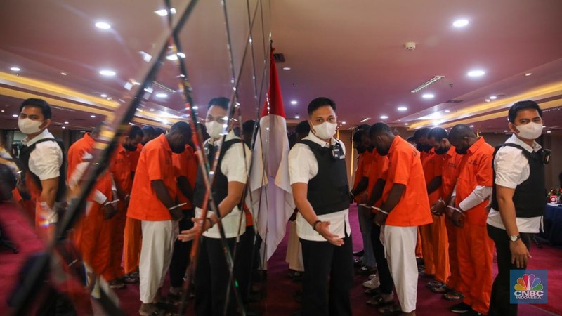 Warga Negara Asing (WNA) yang terjaring dalam Operasi Wirawaspada dihadirkan dalam konferensi pers di Gedung Direktorat Jenderal Imigrasi, Jakarta, Selasa (16/12/2025). (CNBC Indonesia/Faisal Rahman)