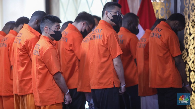 Warga Negara Asing (WNA) yang terjaring dalam Operasi Wirawaspada dihadirkan dalam konferensi pers di Gedung Direktorat Jenderal Imigrasi, Jakarta, Selasa (16/12/2025). (CNBC Indonesia/Faisal Rahman)