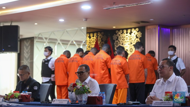Warga Negara Asing (WNA) yang terjaring dalam Operasi Wirawaspada dihadirkan dalam konferensi pers di Gedung Direktorat Jenderal Imigrasi, Jakarta, Selasa (16/12/2025). (CNBC Indonesia/Faisal Rahman)