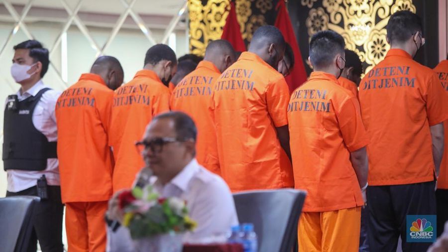 Warga Negara Asing (WNA) yang terjaring dalam Operasi Wirawaspada dihadirkan dalam konferensi pers di Gedung Direktorat Jenderal Imigrasi, Jakarta, Selasa (16/12/2025). (CNBC Indonesia/Faisal Rahman)