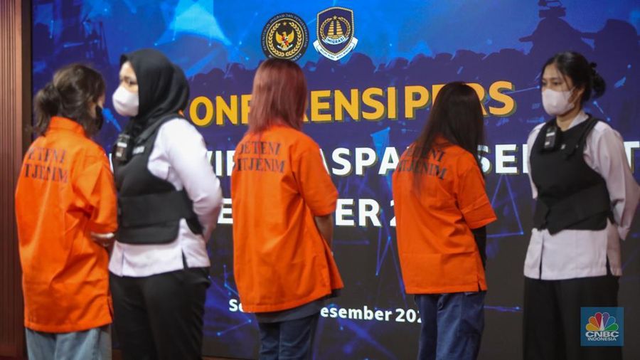 Warga Negara Asing (WNA) yang terjaring dalam Operasi Wirawaspada dihadirkan dalam konferensi pers di Gedung Direktorat Jenderal Imigrasi, Jakarta, Selasa (16/12/2025). (CNBC Indonesia/Faisal Rahman)