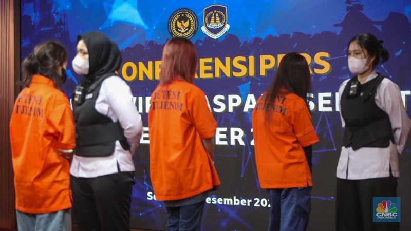 Warga Negara Asing (WNA) yang terjaring dalam Operasi Wirawaspada dihadirkan dalam konferensi pers di Gedung Direktorat Jenderal Imigrasi, Jakarta, Selasa (16/12/2025). (CNBC Indonesia/Faisal Rahman)