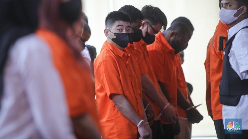 Warga Negara Asing (WNA) yang terjaring dalam Operasi Wirawaspada dihadirkan dalam konferensi pers di Gedung Direktorat Jenderal Imigrasi, Jakarta, Selasa (16/12/2025). (CNBC Indonesia/Faisal Rahman)