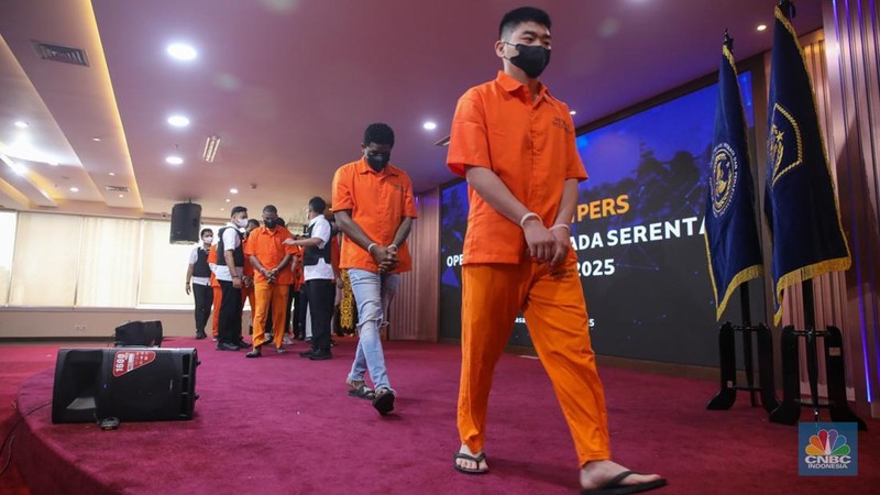 Warga Negara Asing (WNA) yang terjaring dalam Operasi Wirawaspada dihadirkan dalam konferensi pers di Gedung Direktorat Jenderal Imigrasi, Jakarta, Selasa (16/12/2025). (CNBC Indonesia/Faisal Rahman)