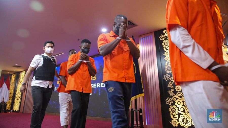 Warga Negara Asing (WNA) yang terjaring dalam Operasi Wirawaspada dihadirkan dalam konferensi pers di Gedung Direktorat Jenderal Imigrasi, Jakarta, Selasa (16/12/2025). (CNBC Indonesia/Faisal Rahman)