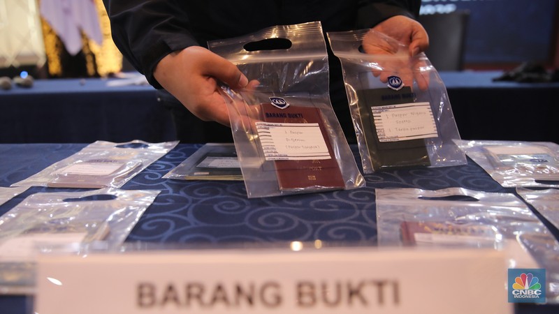 Warga Negara Asing (WNA) yang terjaring dalam Operasi Wirawaspada dihadirkan dalam konferensi pers di Gedung Direktorat Jenderal Imigrasi, Jakarta, Selasa (16/12/2025). (CNBC Indonesia/Faisal Rahman)