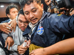 Penampakan Resbob Diborgol Saat Dibawa ke Polda Jabar