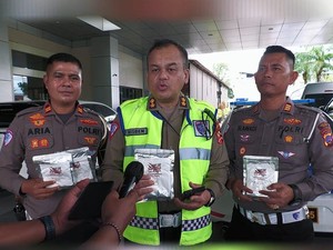 Bantuan Kemanusiaan Korlantas Tiba di Sumbar: 9 Mobil Patroli-Sembako Diserahkan