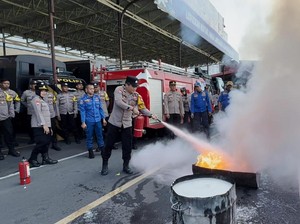 Bhabinkamtibmas Polres Mojokerto Kota Dilatih Tangani Kebakaran