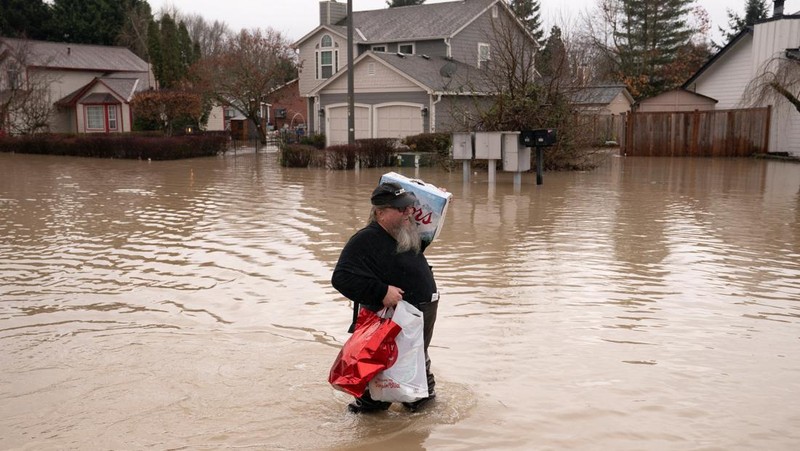 Pemandangan dari drone sebuah lingkungan yang terendam banjir akibat jebolnya penghalang banjir sementara di sepanjang Sungai White, setelah beberapa aliran atmosfer membawa hujan dan banjir ke wilayah Pasifik Barat Laut, di Pacific, Washington, AS, 16 Desember 2025. (REUTERS/David Ryder)