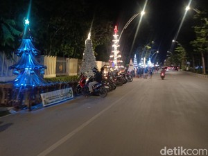Kerlap-kerlip Pohon Natal Hiasi Jalan El Tari Kupang di Malam Hari