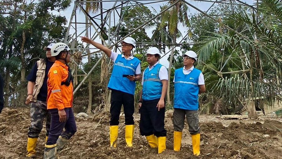 Direktur Utama PLN, Darmawan Prasodjo (ketiga dari kanan) didampingi Direktur Manajemen Proyek dan Energi Baru Terbarukan, Suroso Isnandar (kanan) dan General Manager PLN UIP Sumbagut, Dewanto (kedua dari kanan) meninjau langsung salah satu titik lokasi perbaikan Saluran Udara Tegangan Tinggi (SUTT) 150 kV Langsa&ndash;Pangkalan Brandan. (Dok. PT PLN (Persero))