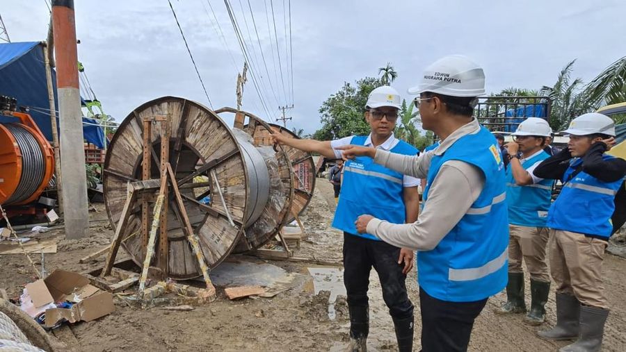 Direktur Utama PLN, Darmawan Prasodjo (kiri), Direktur Transmisi dan Perencanaan Sistem PLN, Edwin Nugraha Putra (kedua dari kiri) dan para petugas PLN ketika menyelesaikan pemasangan kabel di titik tower 142 pada jaringan transmisi Pangkalan Brandan - Langsa di Aceh Tamiang. (Dok. PT PLN Persero)