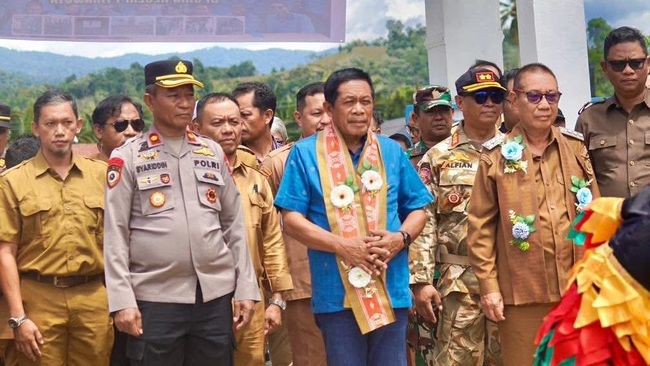 Wagub Sulawesi Tenggara Tinjau Rehabilitasi SMAN 1 Tirawuta