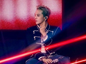 Ketahuan Pacaran, Staf Tur G-Dragon Dapat Hadiah Emas Batangan