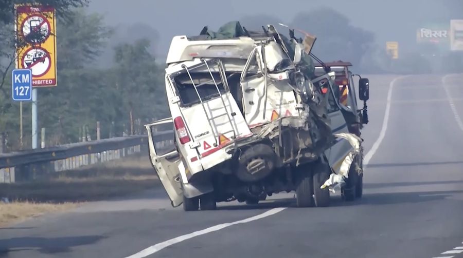 Jumlah korban tewas akibat kecelakaan kendaraan di jalan tol India meningkat menjadi 13 orang, lapor para pejabat pada Selasa (16/12/2025). (Tangkapan Layar Video Reuters/ANI)