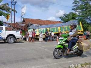 Truk Rem Blong Gasak Bus-2 Motor di Ajibarang Banyumas, 1 Orang Tewas