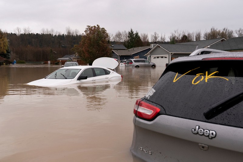 Pemandangan dari drone sebuah lingkungan yang terendam banjir akibat jebolnya penghalang banjir sementara di sepanjang Sungai White, setelah beberapa aliran atmosfer membawa hujan dan banjir ke wilayah Pasifik Barat Laut, di Pacific, Washington, AS, 16 Desember 2025. (REUTERS/David Ryder)
