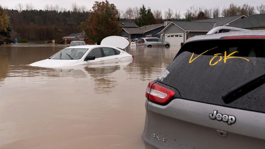Pemandangan dari drone sebuah lingkungan yang terendam banjir akibat jebolnya penghalang banjir sementara di sepanjang Sungai White, setelah beberapa aliran atmosfer membawa hujan dan banjir ke wilayah Pasifik Barat Laut, di Pacific, Washington, AS, 16 Desember 2025. (REUTERS/David Ryder)
