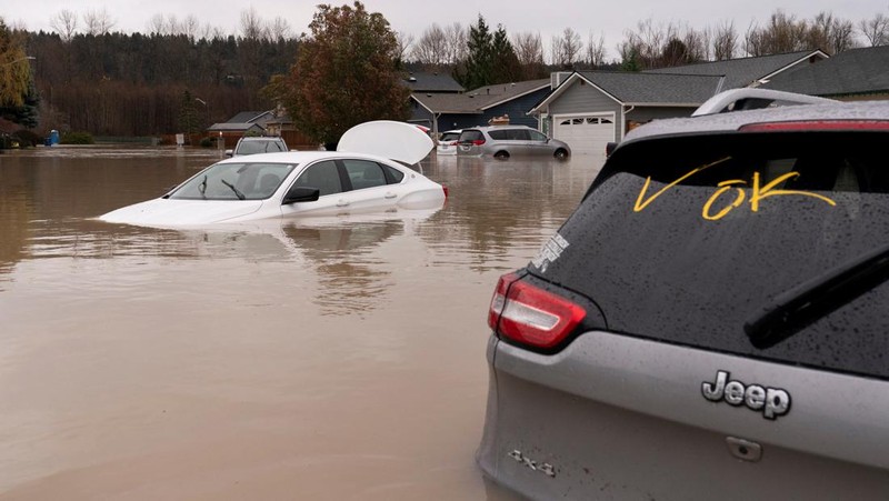 Pemandangan dari drone sebuah lingkungan yang terendam banjir akibat jebolnya penghalang banjir sementara di sepanjang Sungai White, setelah beberapa aliran atmosfer membawa hujan dan banjir ke wilayah Pasifik Barat Laut, di Pacific, Washington, AS, 16 Desember 2025. (REUTERS/David Ryder)