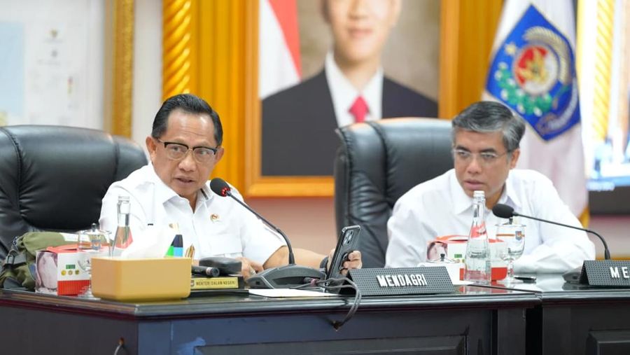 Mendagri Tito Karnavian dan Menaker Yassierli dalam Sosialisasi Kebijakan Penetapan Upah Minimum Tahun 2026 yang digelar secara daring dari Ruang Sidang Utama Kantor Pusat Kementerian Dalam Negeri (Kemendagri), Jakarta, Rabu (17/12/2025). (Dok. Kemnaker)