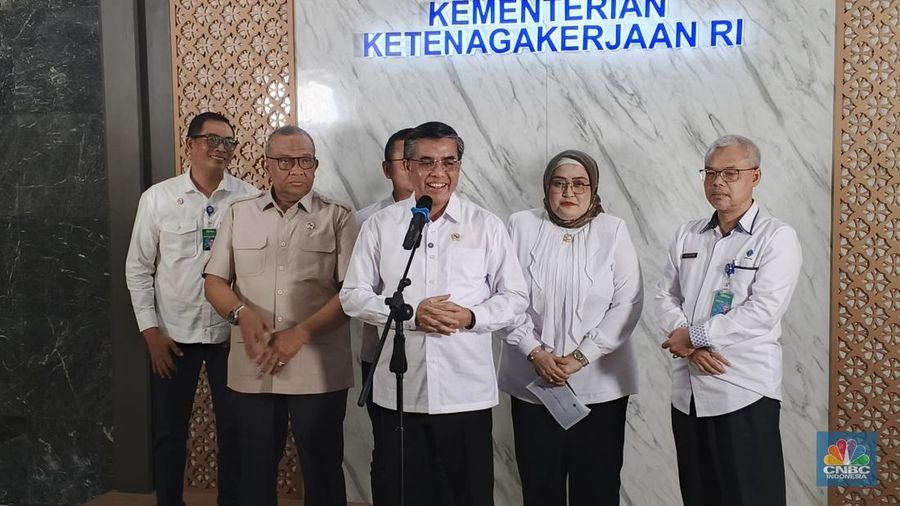 Menteri Ketenagakerjaan (Menaker) Yassierli dalam konferensi pers, Rabu (17/12/2025). (CNBC Indonesia/Chandra Dwi Pranata)