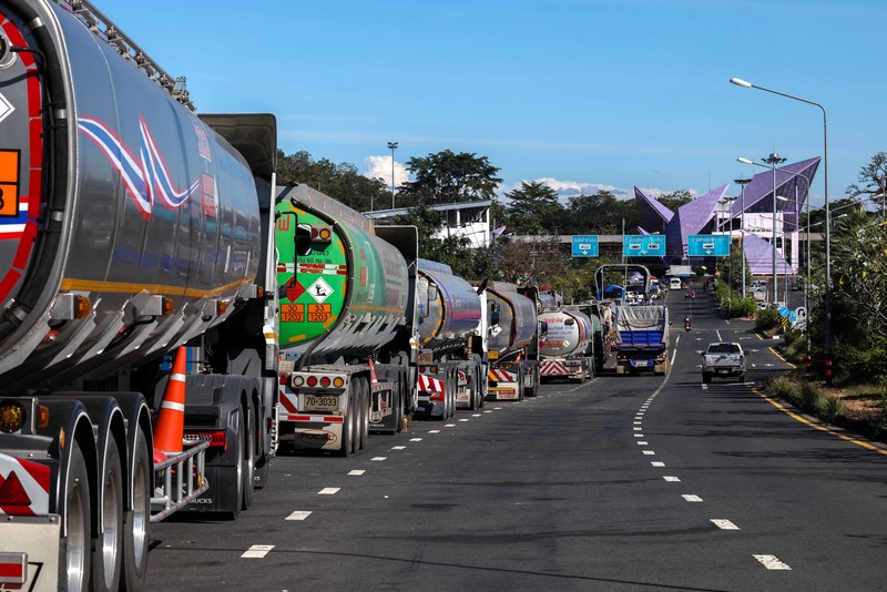 Militer Thailand menghentikan pasokan pengiriman bahan bakar yang melintasi pos perbatasan dengan Laos pada Senin (15/12/2025). (REUTERS/Athit Perawongmetha)