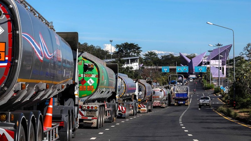 Militer Thailand menghentikan pasokan pengiriman bahan bakar yang melintasi pos perbatasan dengan Laos pada Senin (15/12/2025). (REUTERS/Athit Perawongmetha)