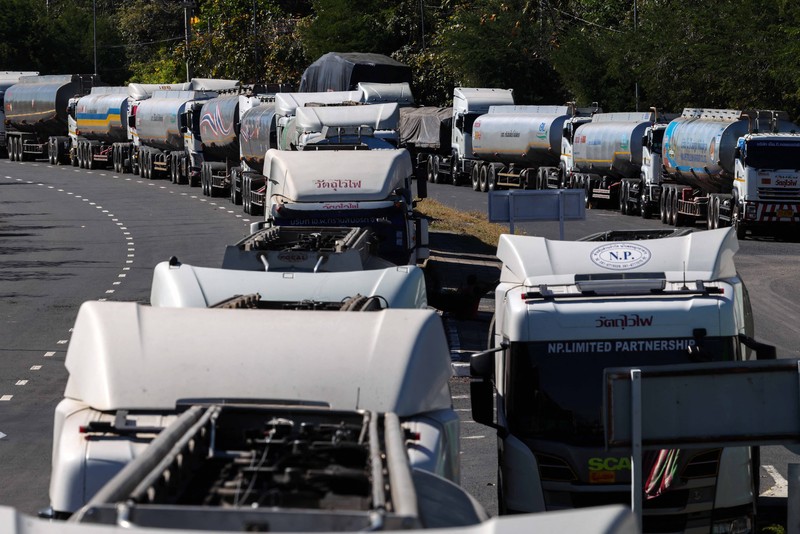 Militer Thailand menghentikan pasokan pengiriman bahan bakar yang melintasi pos perbatasan dengan Laos pada Senin (15/12/2025). (REUTERS/Athit Perawongmetha)