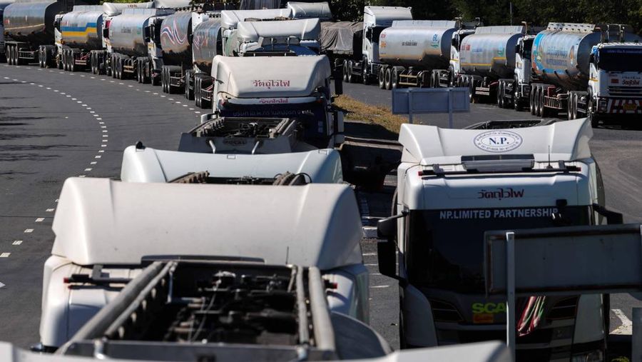 Militer Thailand menghentikan pasokan pengiriman bahan bakar yang melintasi pos perbatasan dengan Laos pada Senin (15/12/2025). (REUTERS/Athit Perawongmetha)