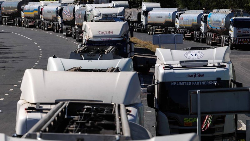 Militer Thailand menghentikan pasokan pengiriman bahan bakar yang melintasi pos perbatasan dengan Laos pada Senin (15/12/2025). (REUTERS/Athit Perawongmetha)