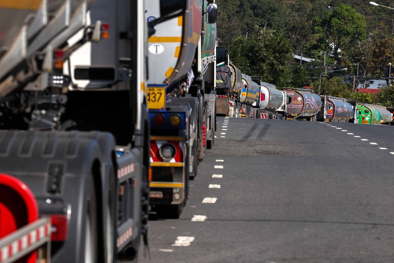 Militer Thailand menghentikan pasokan pengiriman bahan bakar yang melintasi pos perbatasan dengan Laos pada Senin (15/12/2025). (REUTERS/Athit Perawongmetha)