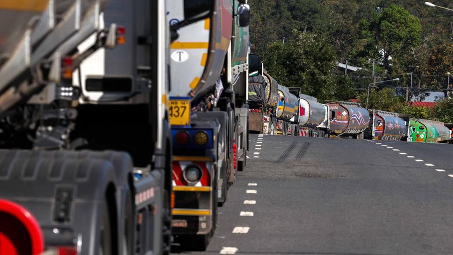 Militer Thailand menghentikan pasokan pengiriman bahan bakar yang melintasi pos perbatasan dengan Laos pada Senin (15/12/2025). (REUTERS/Athit Perawongmetha)