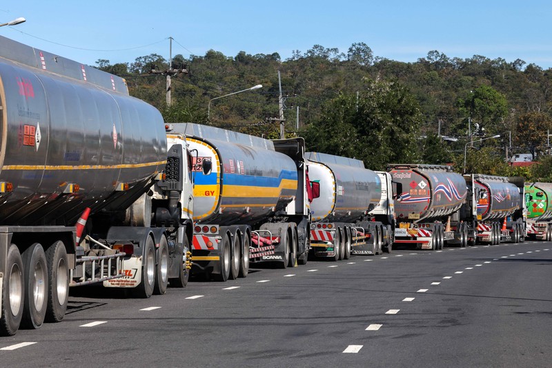 Militer Thailand menghentikan pasokan pengiriman bahan bakar yang melintasi pos perbatasan dengan Laos pada Senin (15/12/2025). (REUTERS/Athit Perawongmetha)