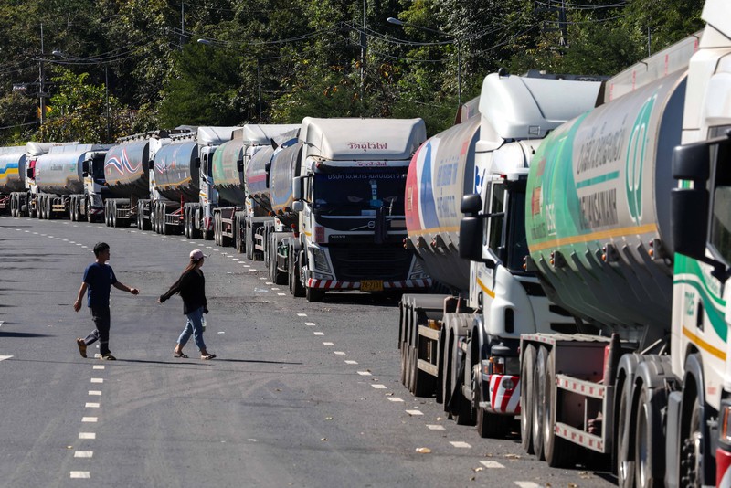 Militer Thailand menghentikan pasokan pengiriman bahan bakar yang melintasi pos perbatasan dengan Laos pada Senin (15/12/2025). (REUTERS/Athit Perawongmetha)