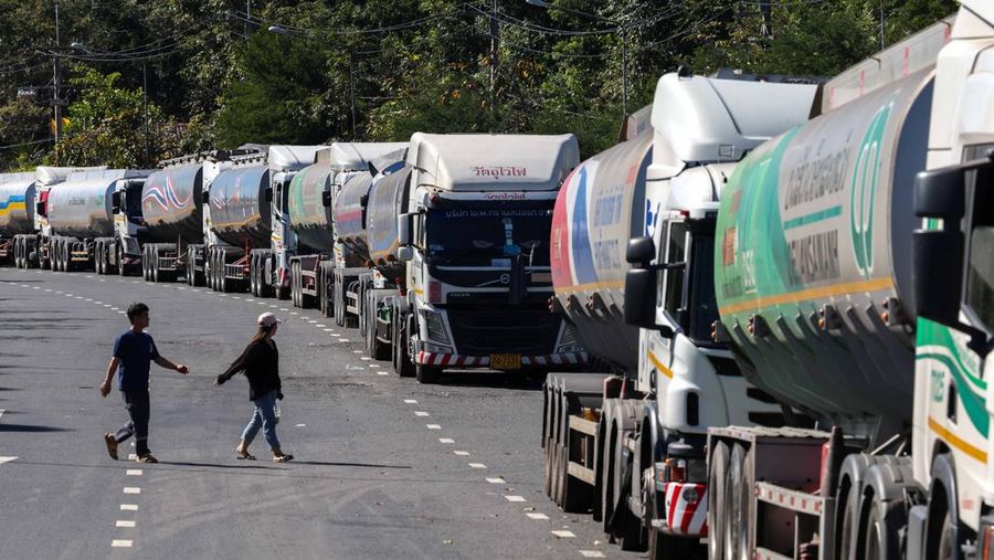 Militer Thailand menghentikan pasokan pengiriman bahan bakar yang melintasi pos perbatasan dengan Laos pada Senin (15/12/2025). (REUTERS/Athit Perawongmetha)