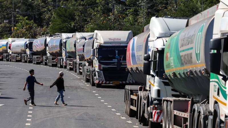 Militer Thailand menghentikan pasokan pengiriman bahan bakar yang melintasi pos perbatasan dengan Laos pada Senin (15/12/2025). (REUTERS/Athit Perawongmetha)