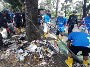 Ironi di Tasikmalaya Kala ODGJ Bersihkan Sampah Orang Waras