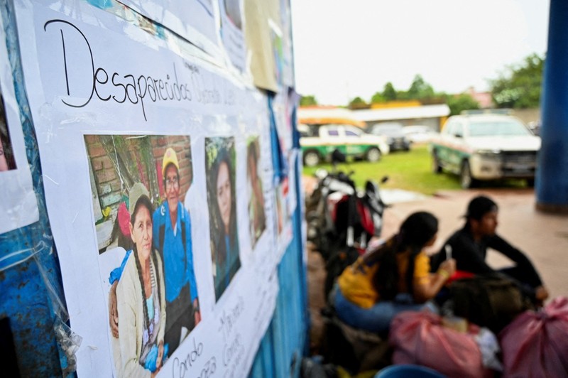 Anggota komunitas dari berbagai desa mencari orang hilang di antara puing-puing kayu setelah banjir yang dipicu oleh luapan sungai di wilayah Santa Cruz timur mengisolasi beberapa komunitas, di El Torno, Bolivia, 16 Desember 2025. (REUTERS/Claudia Morales)