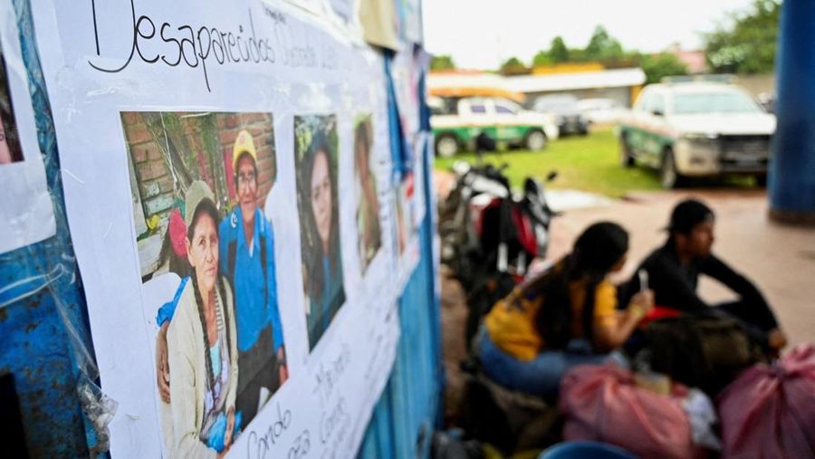 Anggota komunitas dari berbagai desa mencari orang hilang di antara puing-puing kayu setelah banjir yang dipicu oleh luapan sungai di wilayah Santa Cruz timur mengisolasi beberapa komunitas, di El Torno, Bolivia, 16 Desember 2025. (REUTERS/Claudia Morales)