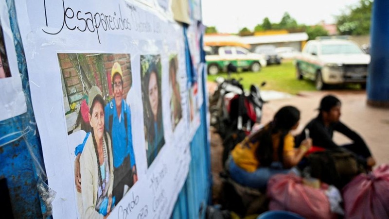 Anggota komunitas dari berbagai desa mencari orang hilang di antara puing-puing kayu setelah banjir yang dipicu oleh luapan sungai di wilayah Santa Cruz timur mengisolasi beberapa komunitas, di El Torno, Bolivia, 16 Desember 2025. (REUTERS/Claudia Morales)