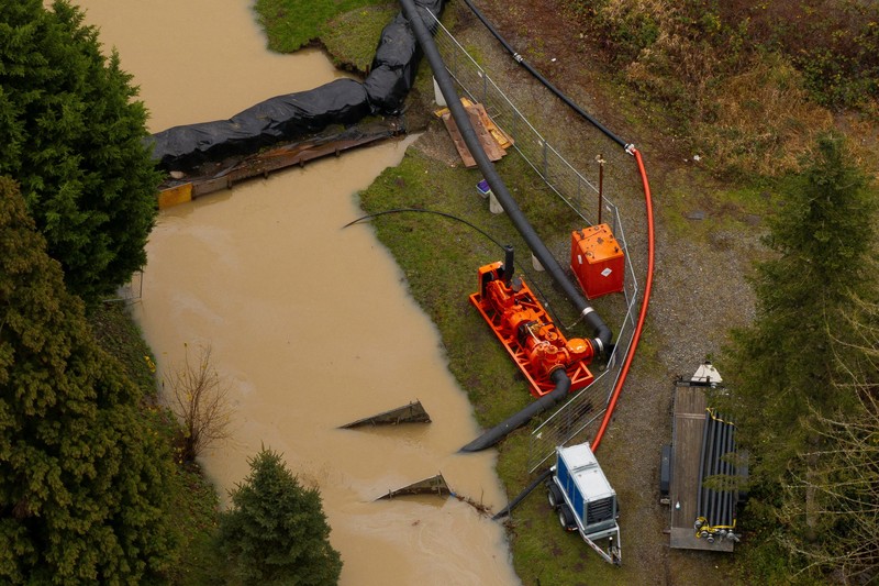 Pemandangan dari drone sebuah lingkungan yang terendam banjir akibat jebolnya penghalang banjir sementara di sepanjang Sungai White, setelah beberapa aliran atmosfer membawa hujan dan banjir ke wilayah Pasifik Barat Laut, di Pacific, Washington, AS, 16 Desember 2025. (REUTERS/David Ryder)