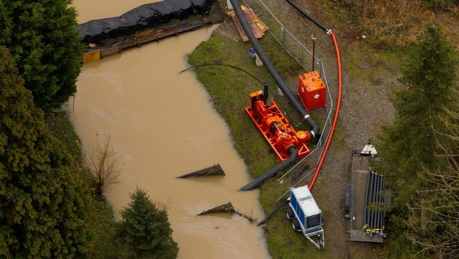 Pemandangan dari drone sebuah lingkungan yang terendam banjir akibat jebolnya penghalang banjir sementara di sepanjang Sungai White, setelah beberapa aliran atmosfer membawa hujan dan banjir ke wilayah Pasifik Barat Laut, di Pacific, Washington, AS, 16 Desember 2025. (REUTERS/David Ryder)