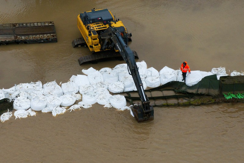Pemandangan dari drone sebuah lingkungan yang terendam banjir akibat jebolnya penghalang banjir sementara di sepanjang Sungai White, setelah beberapa aliran atmosfer membawa hujan dan banjir ke wilayah Pasifik Barat Laut, di Pacific, Washington, AS, 16 Desember 2025. (REUTERS/David Ryder)
