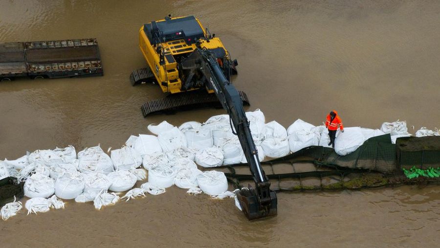 Pemandangan dari drone sebuah lingkungan yang terendam banjir akibat jebolnya penghalang banjir sementara di sepanjang Sungai White, setelah beberapa aliran atmosfer membawa hujan dan banjir ke wilayah Pasifik Barat Laut, di Pacific, Washington, AS, 16 Desember 2025. (REUTERS/David Ryder)