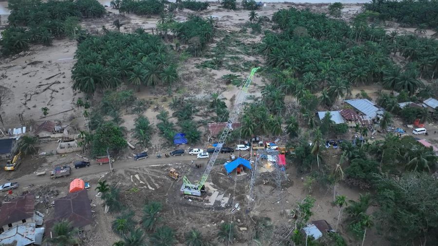 PLN juga memodifikasi alat berat atau crane menjadi tower darurat untuk mengganti salah satu tower yang terdampak bencana di jalur transmisi 150 kV Pangkalan Brandan - Langsa. (Dok. PT PLN Persero)